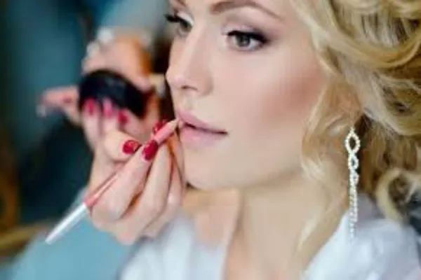 A Guide to Matching Modest Outfits With Glam Makeup