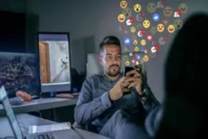 How Live Chats Influence Public Opinion